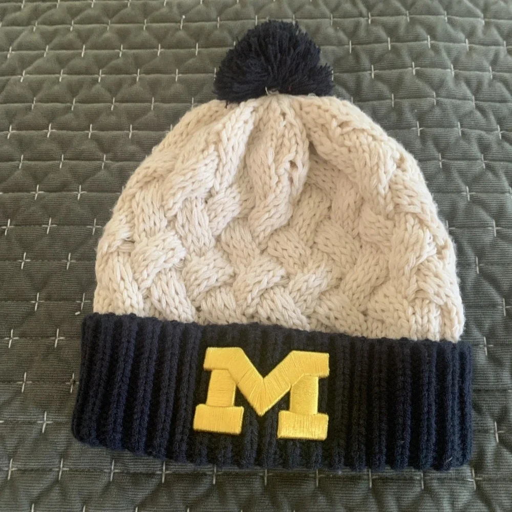Michigan Wolverines Womens Hat Cable Knit Cap pom Stitched. Navy blue & Beige‎
